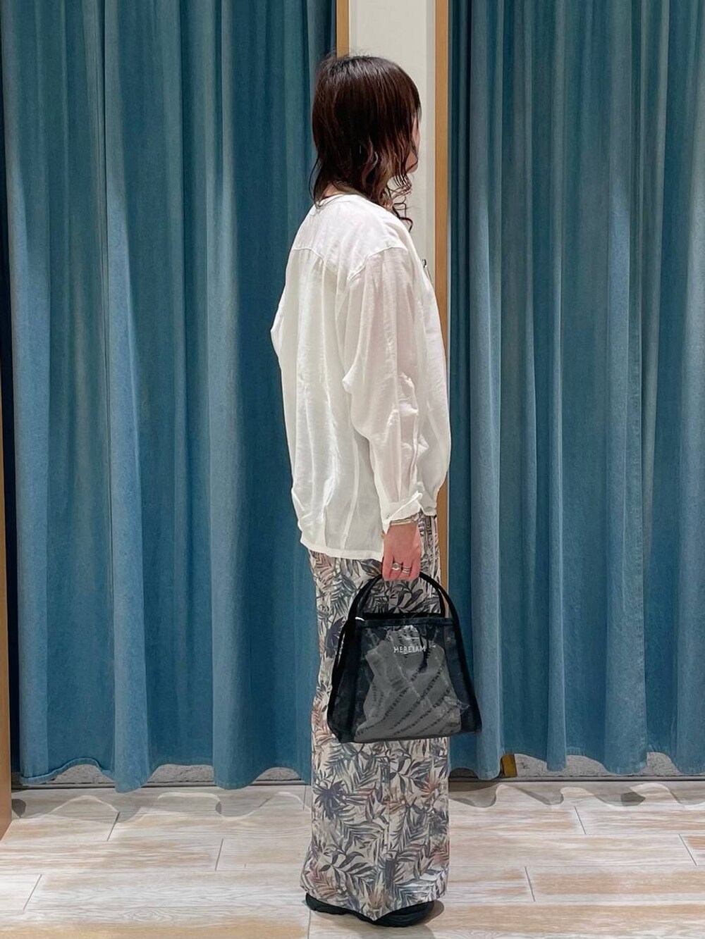 ホワイト系のシャツ/ブラウス、グリーン系のその他パンツ、ブラック系のサンダルを着用したレディースの春コーディネートの2枚目の写真