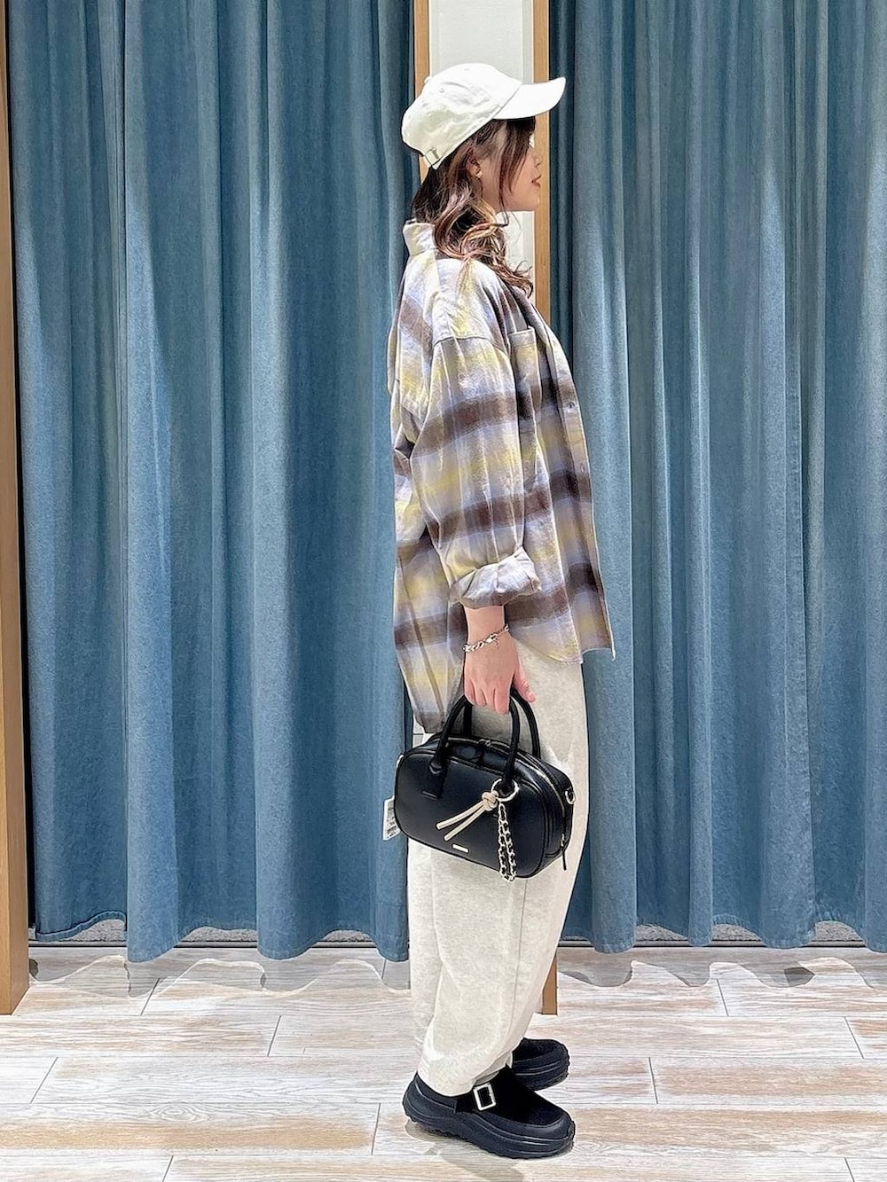 イエロー系のシャツ/ブラウス、ブラック系のその他シューズ、ベージュ系のその他パンツを着用したレディースの冬コーディネートの2枚目の写真