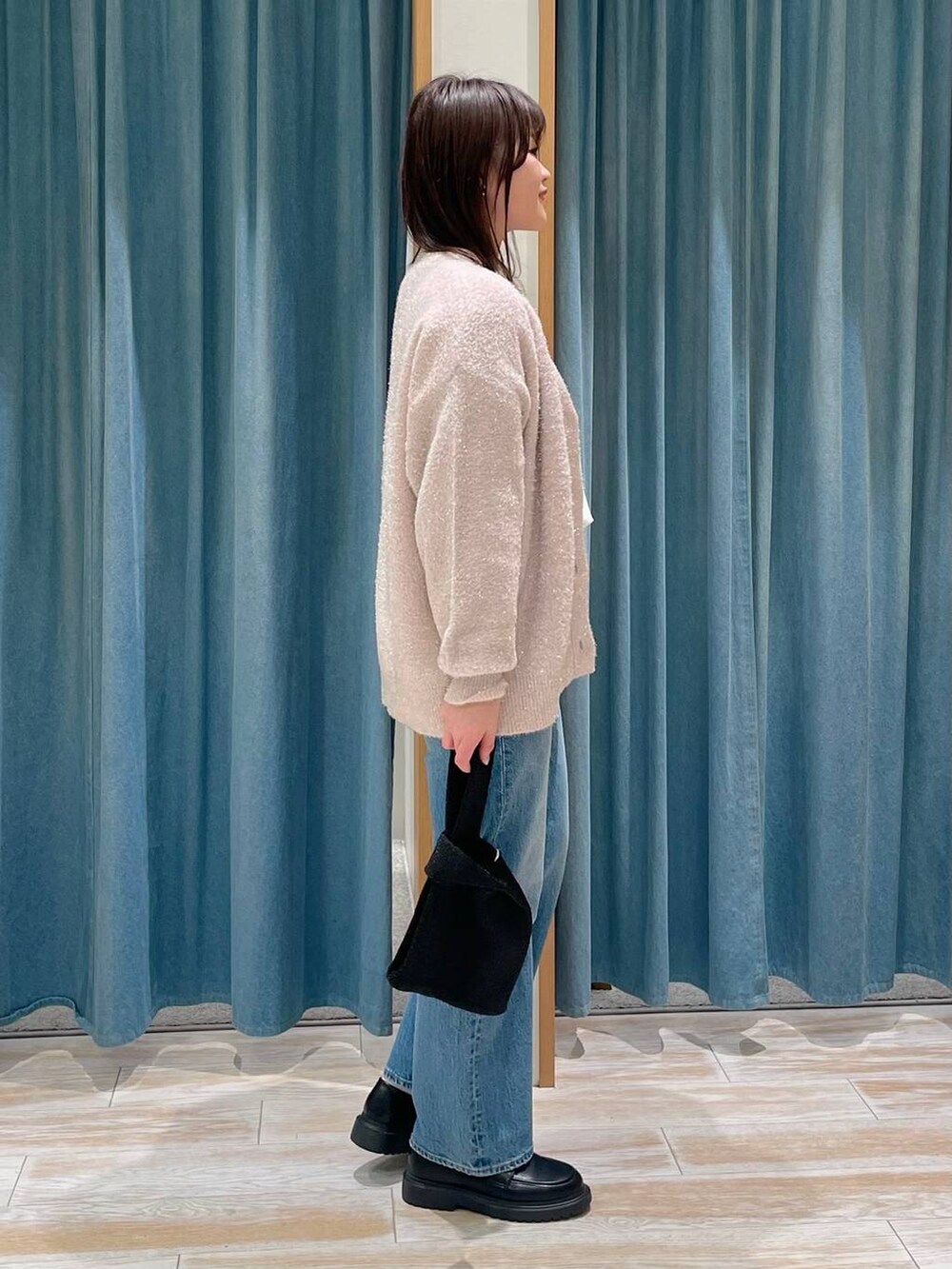 ホワイト系のTシャツ/カットソー、ブルー系のデニムパンツ、その他のローファーを着用したレディースの冬コーディネートの2枚目の写真