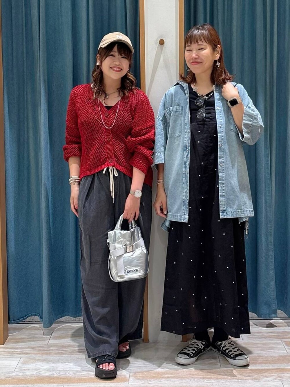 ブラウン系のショルダーバッグ、ブラック系のその他パンツ、ブルー系のシャツ/ブラウスを着用したレディースの夏コーディネートの4枚目の写真