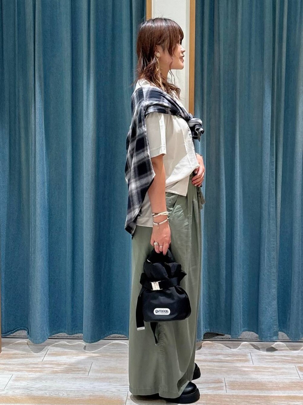 グリーン系のその他パンツ、ベージュ系のTシャツ/カットソー、ブラック系のシャツ/ブラウスを着用したレディースの夏コーディネートの2枚目の写真