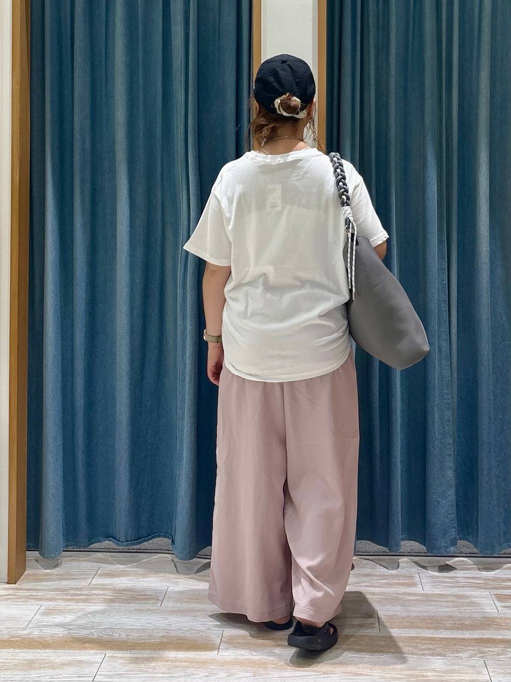 パープル系のその他パンツ、ブラック系のサンダル、ホワイト系のTシャツ/カットソーを着用したレディースの夏コーディネートの3枚目の写真