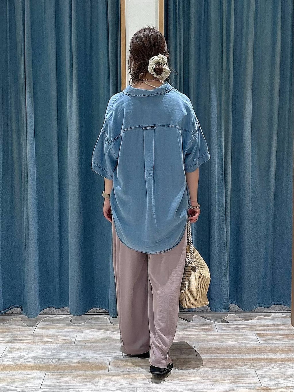 ブルー系のシャツ/ブラウス、ベージュ系のショルダーバッグ、ブラック系のサンダルを着用したレディースの春コーディネートの3枚目の写真
