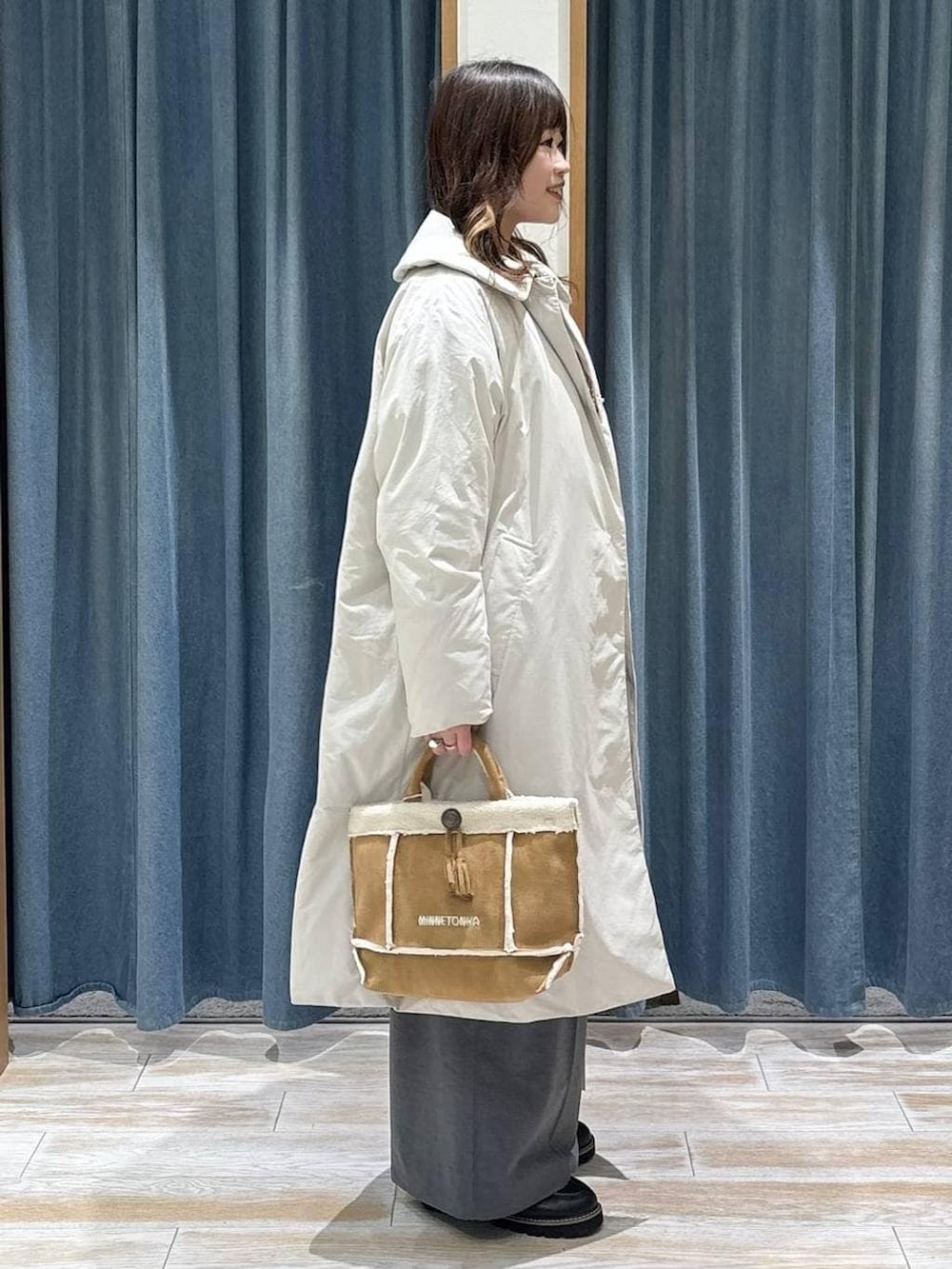 グレー系のその他パンツ、ブラック系のローファー、イエロー系のショルダーバッグを着用したレディースの秋コーディネートの2枚目の写真