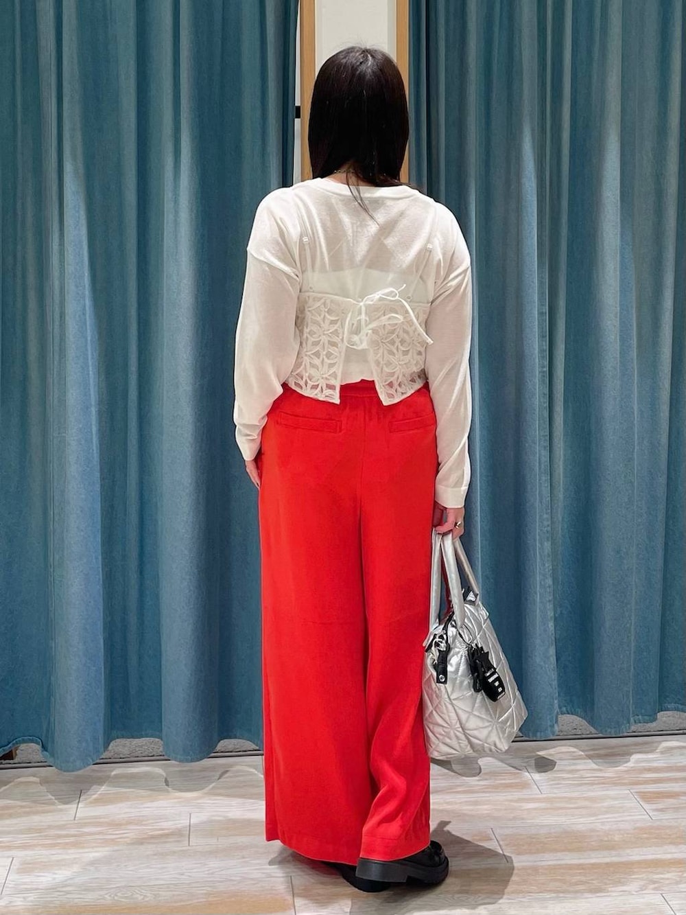 ピンク系のその他パンツ、その他のローファー、シルバー系のトートバッグを着用したレディースの冬コーディネートの2枚目の写真