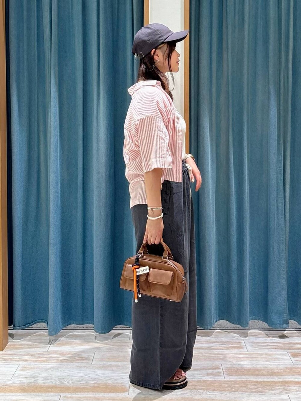 ホワイト系のキャミソール、ベージュ系のサンダル、ブラック系のその他パンツを着用したレディースの夏コーディネートの2枚目の写真