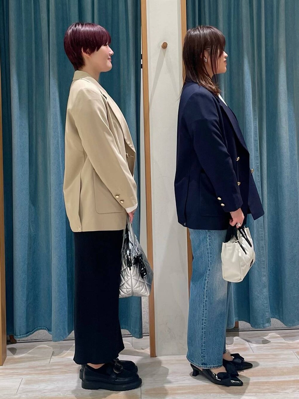 ベージュ系のテーラードジャケット、ブルー系のテーラードジャケット、ホワイト系のTシャツ/カットソーを着用したレディースの冬コーディネートの2枚目の写真