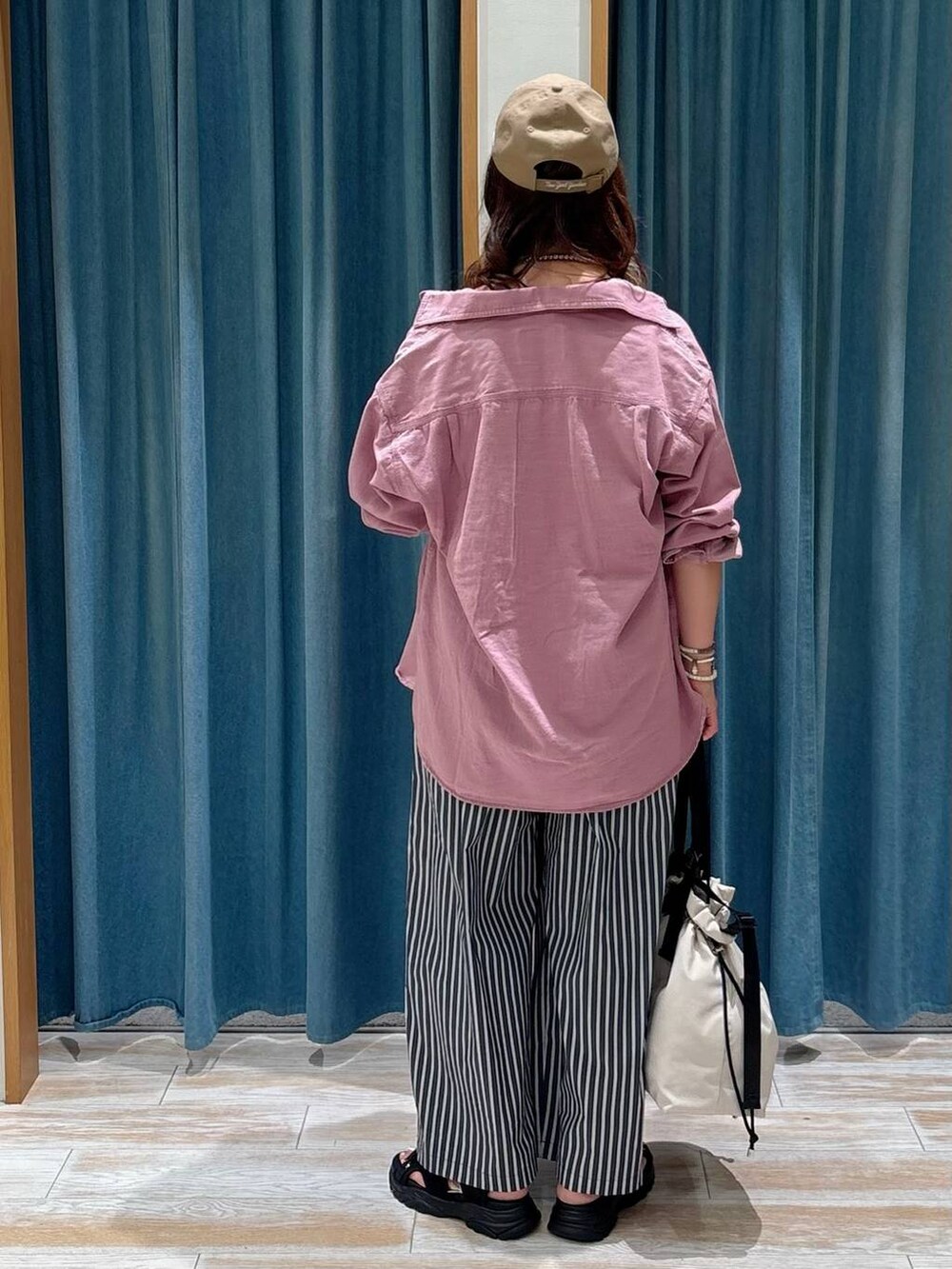 ブラック系のキャミソール、ホワイト系のトートバッグ、ブラック系のサンダルを着用したレディースの夏コーディネートの3枚目の写真