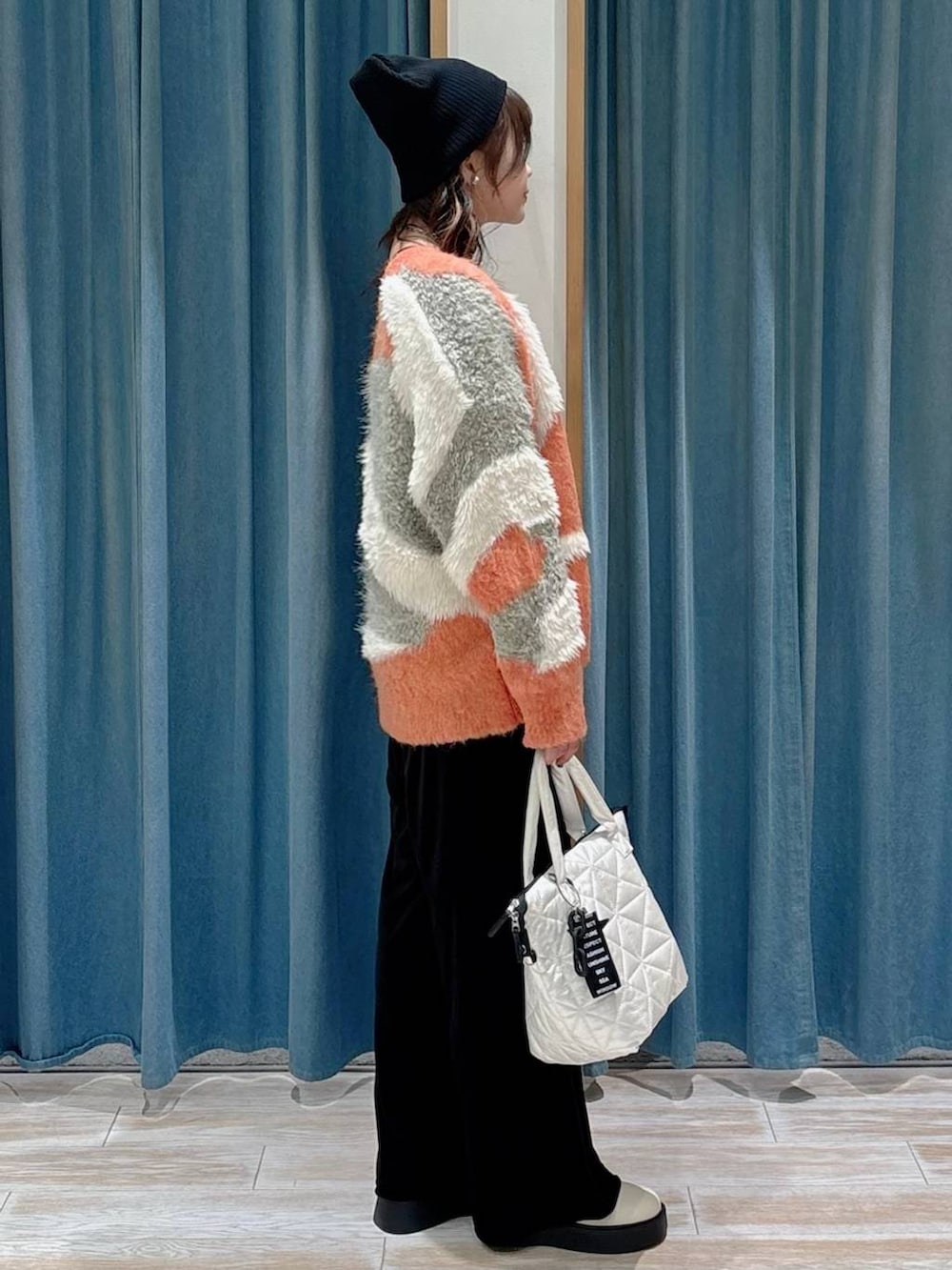 ブラック系のキャミソール、ホワイト系のサンダル、ブラック系のその他パンツを着用したレディースの秋コーディネートの2枚目の写真