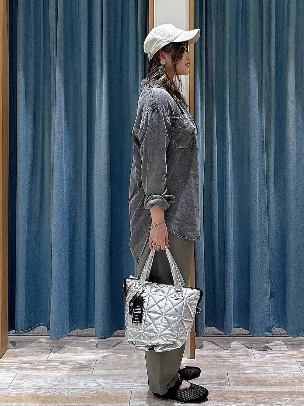 グレー系のシャツ/ブラウス、ブラック系のタンクトップ、グリーン系のその他パンツを着用したレディースの春コーディネートの2枚目の写真