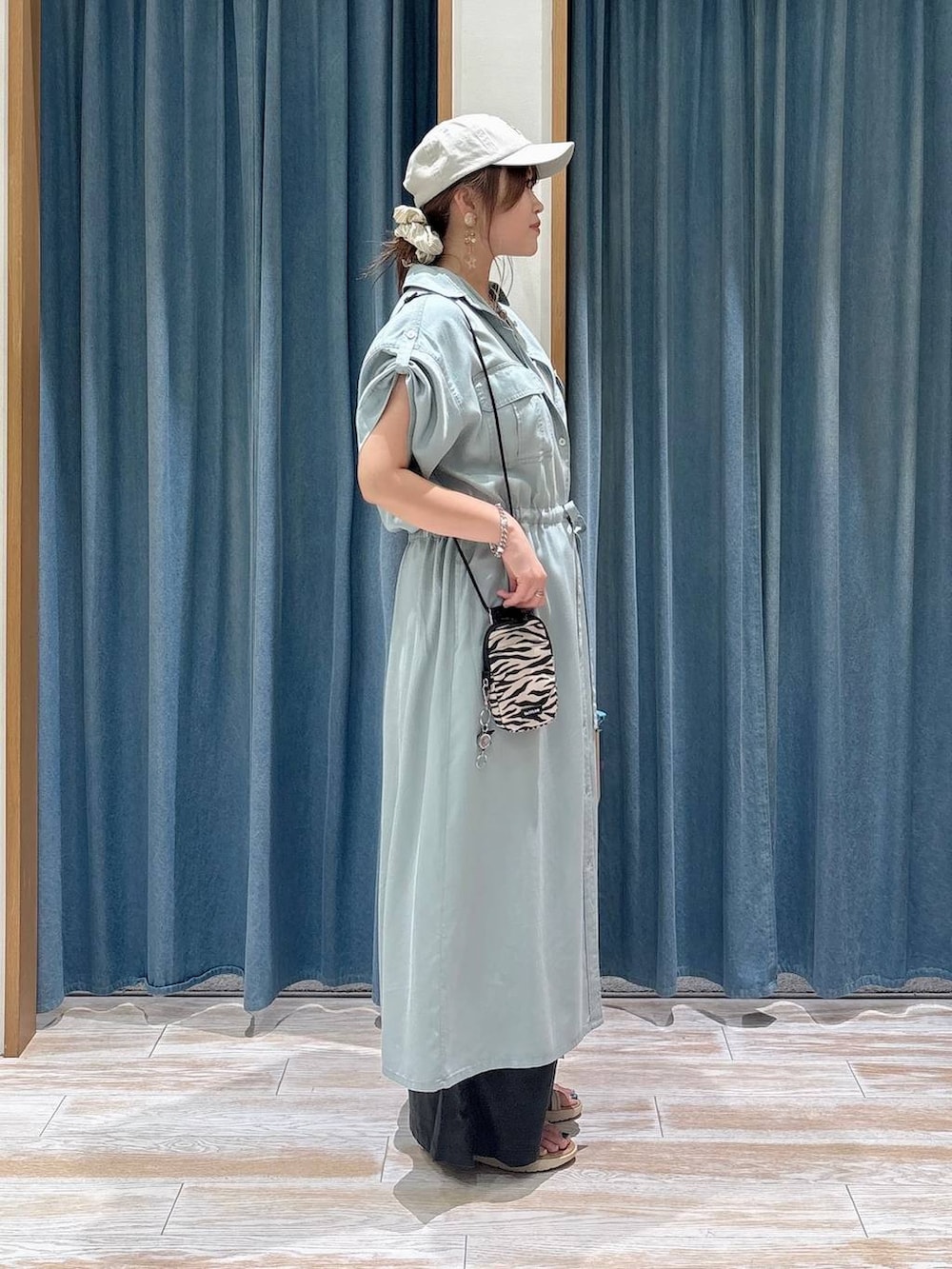 ベージュ系のショルダーバッグ、グレー系のその他パンツ、シルバー系のサンダルを着用したレディースの夏コーディネートの2枚目の写真