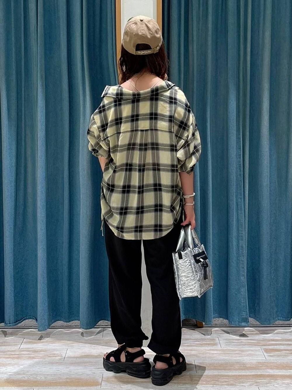 ホワイト系のキャミソール、ブラック系のその他パンツ、シルバー系のショルダーバッグを着用したレディースの夏コーディネートの3枚目の写真