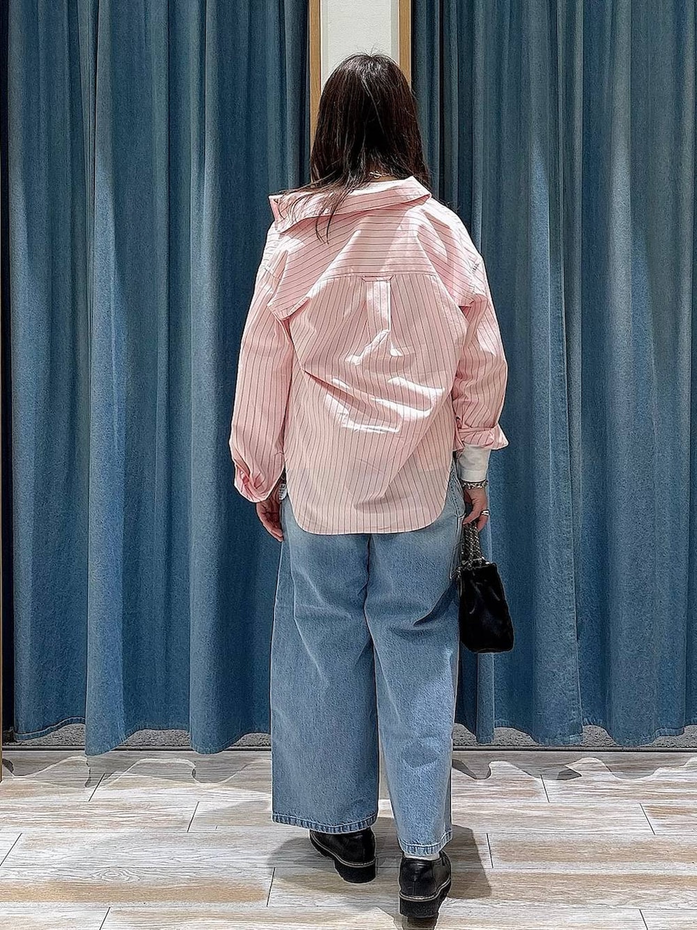 ホワイト系のTシャツ/カットソー、ブルー系のデニムパンツ、ブラック系のローファーを着用したレディースの春コーディネートの3枚目の写真