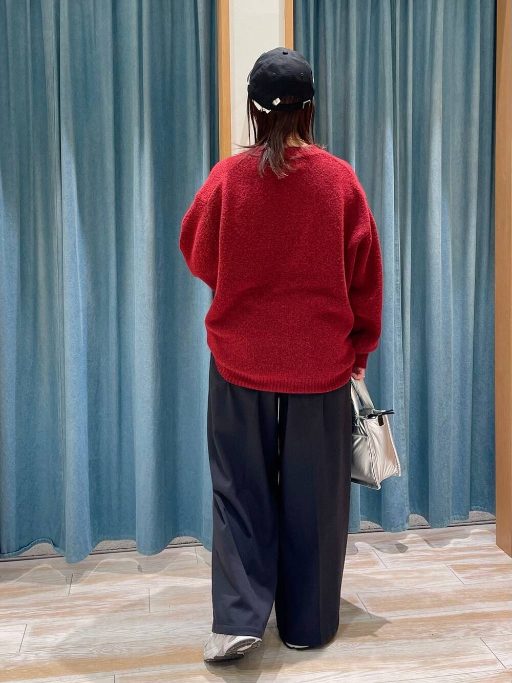 シルバー系のショルダーバッグ、ブラック系のその他パンツ、レッド系のニット/セーターを着用したレディースの冬コーディネートの3枚目の写真