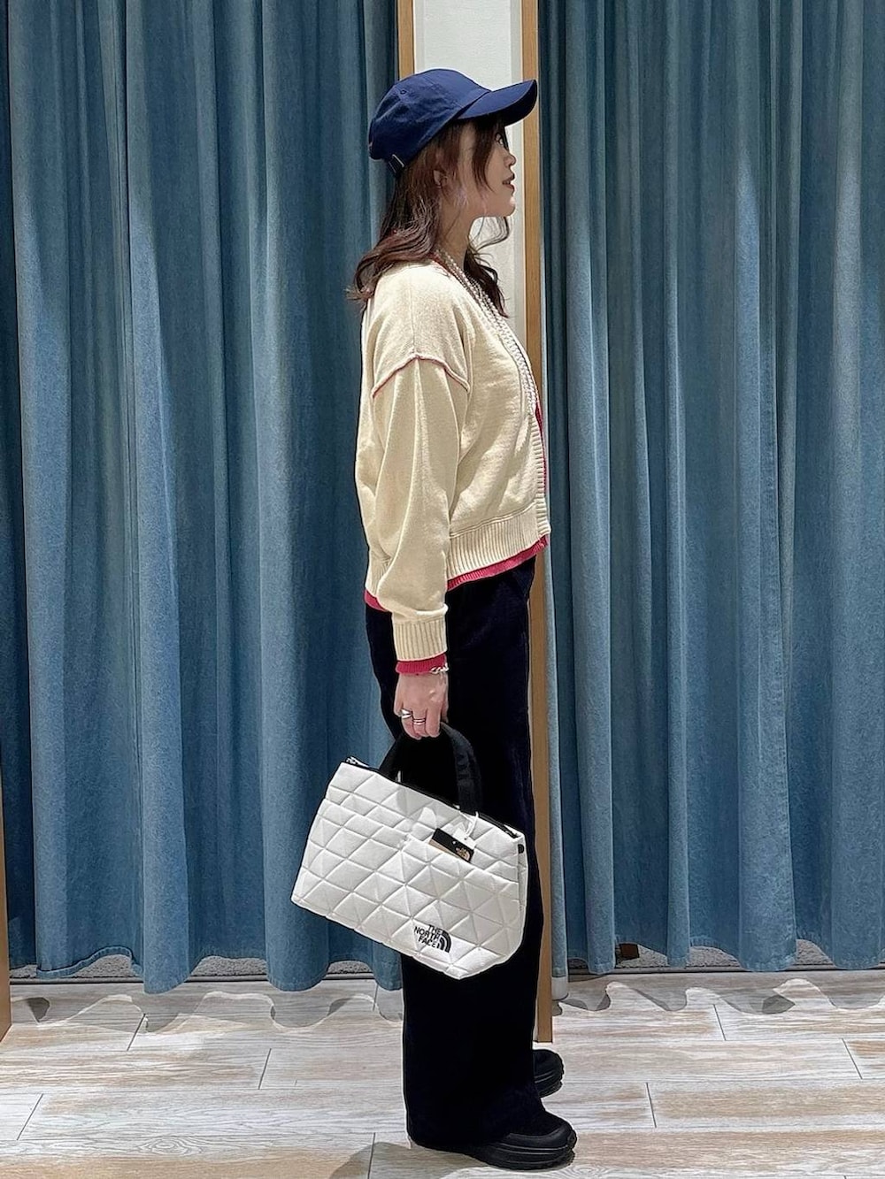 ベージュ系のトートバッグ、ブラック系のその他シューズ、ベージュ系のカーディガン/ボレロを着用したレディースの冬コーディネートの2枚目の写真