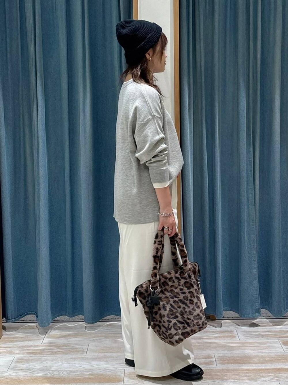 ベージュ系のその他パンツ、ブラウン系のトートバッグ、ブラック系のブーツを着用したレディースの秋コーディネートの2枚目の写真