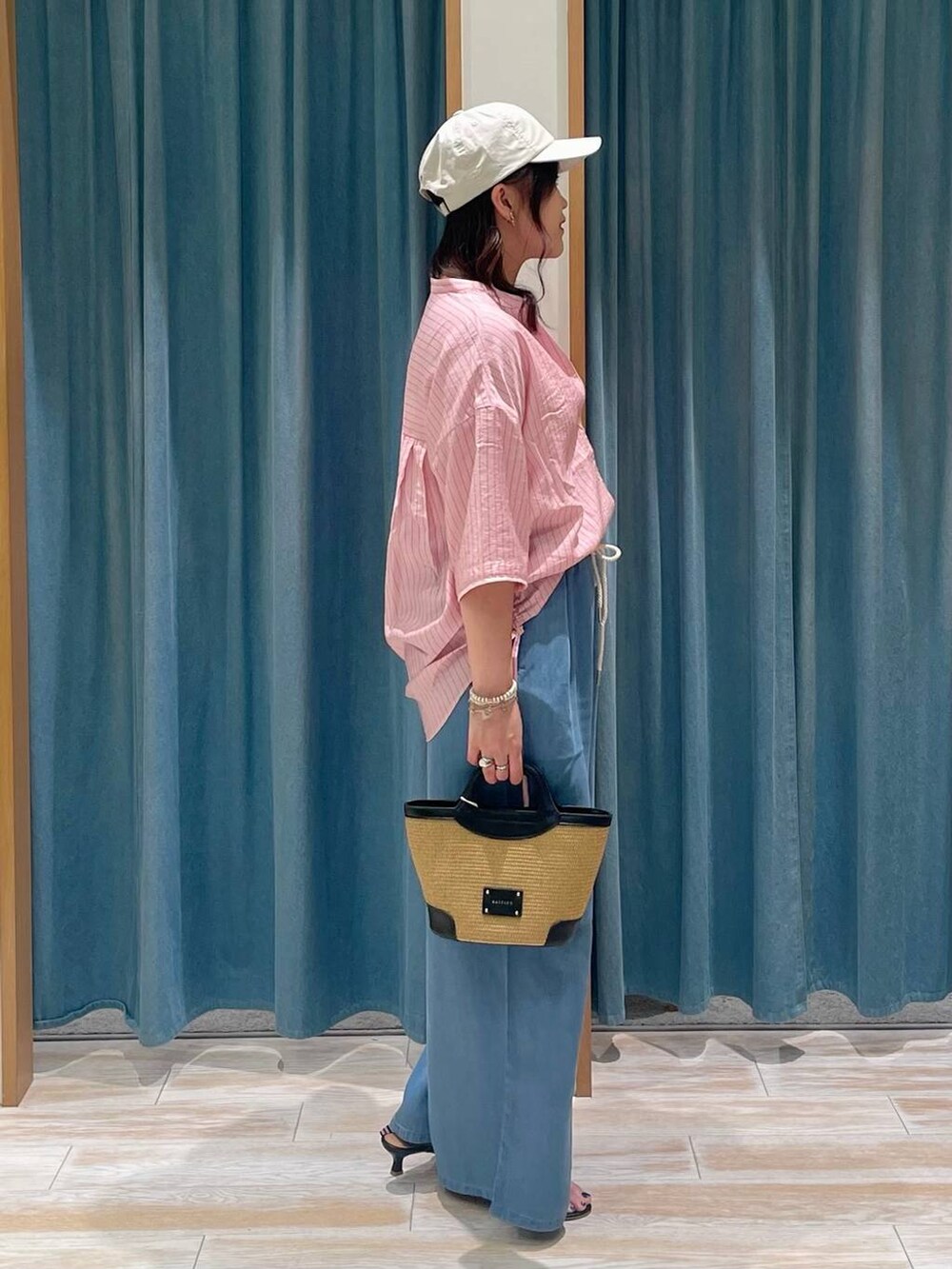 ブルー系のその他パンツ、ブラック系のショルダーバッグ、ブラック系のサンダルを着用したレディースの春コーディネートの2枚目の写真