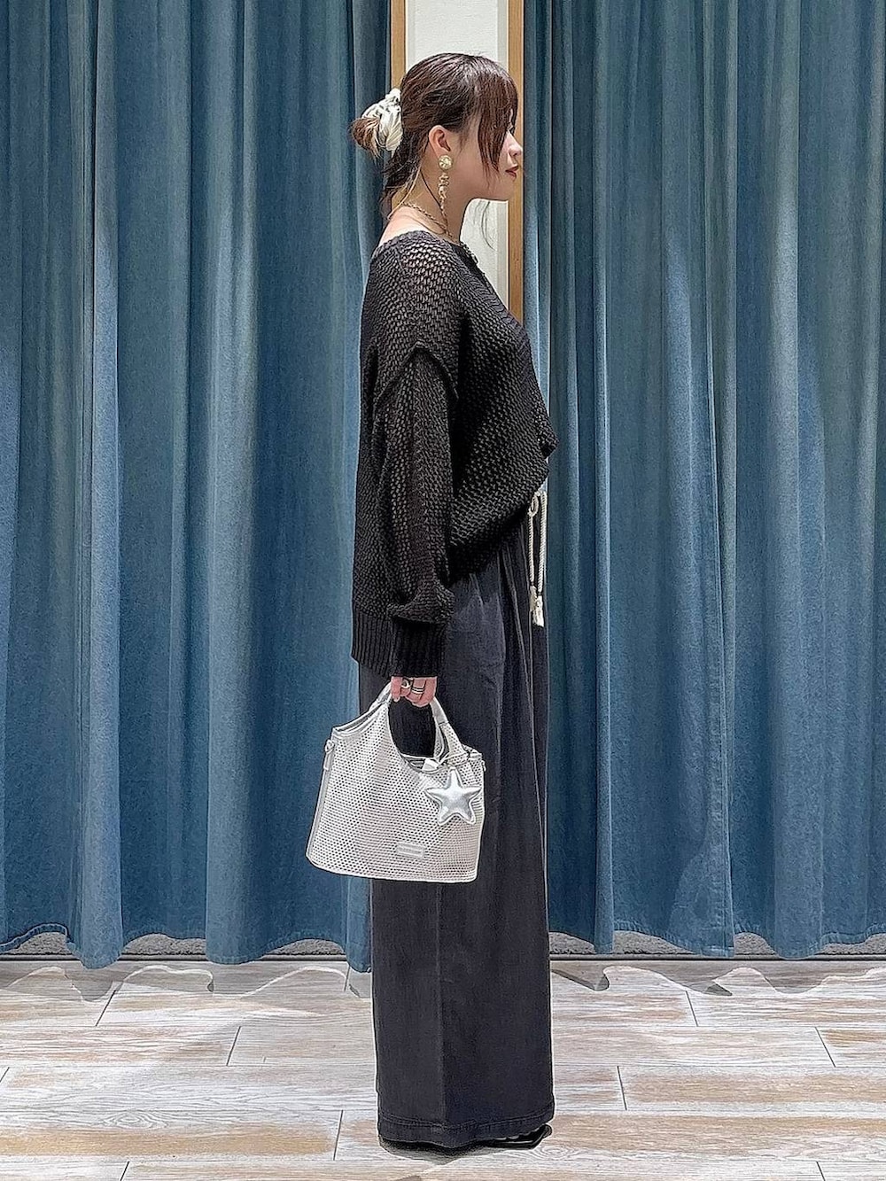 ブラック系のデニムパンツ、グレー系のショルダーバッグ、ブラック系のサンダルを着用したレディースの春コーディネートの2枚目の写真