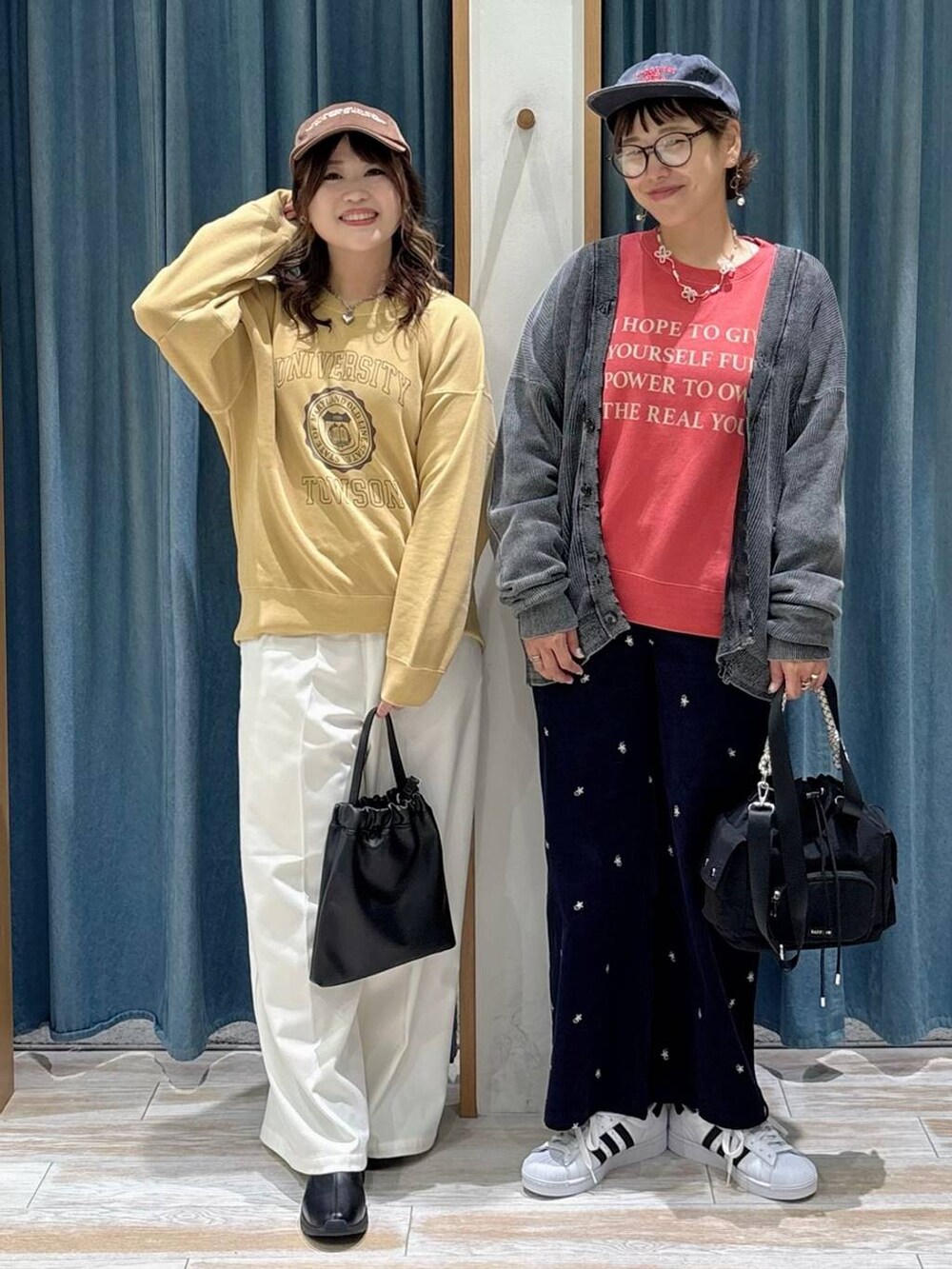 ホワイト系のその他シューズ、ベージュ系のその他パンツ、ブルー系のその他パンツを着用したレディースの秋コーディネートの4枚目の写真