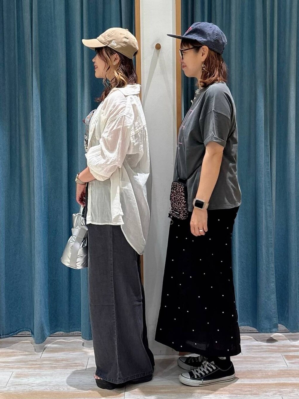 ブラウン系のショルダーバッグ、ブラック系のキャミソール、グレー系のTシャツ/カットソーを着用したレディースの夏コーディネートの2枚目の写真