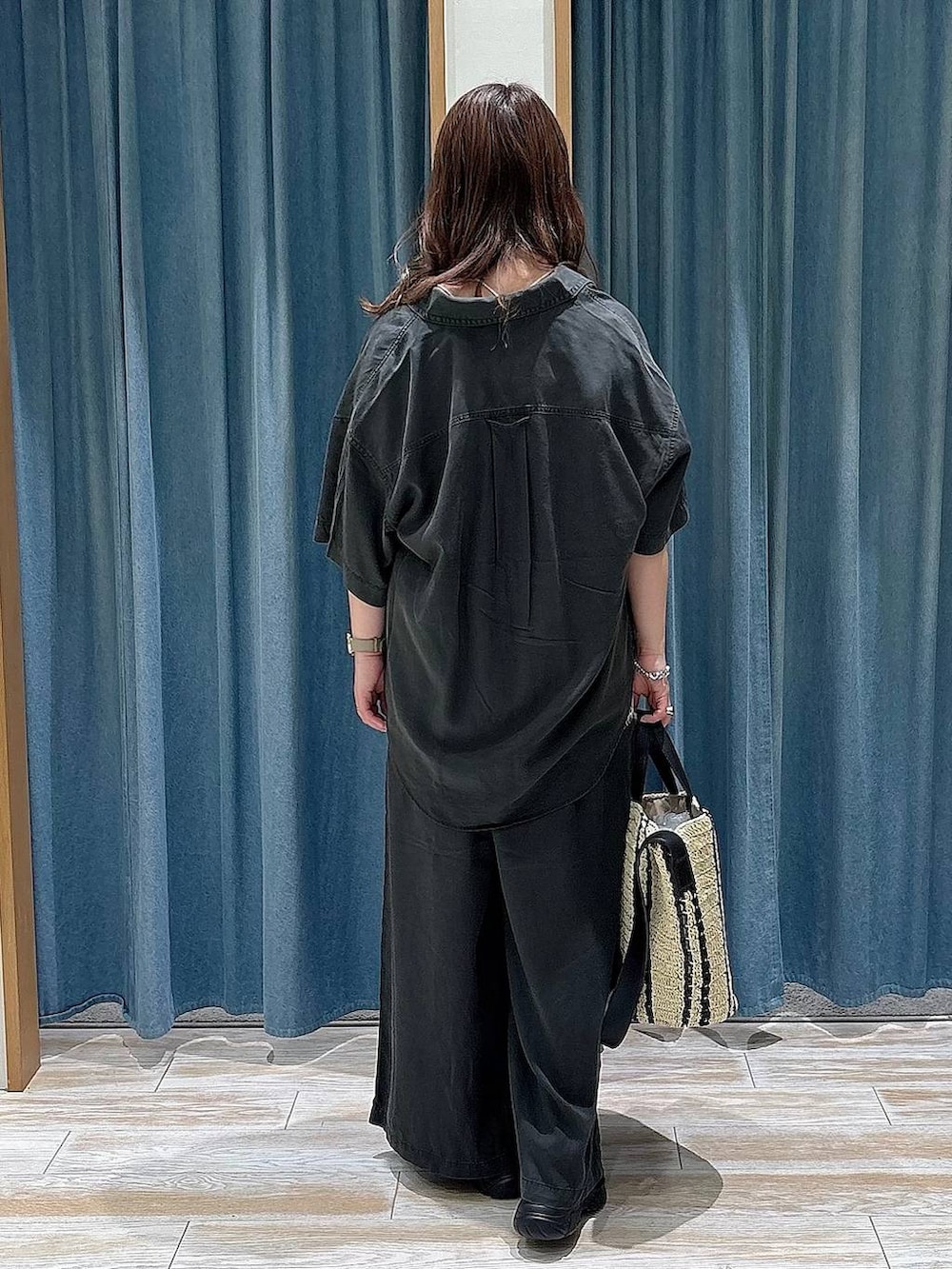 グレー系のシャツ/ブラウス、グレー系のその他パンツ、ベージュ系のトートバッグを着用したレディースの春コーディネートの3枚目の写真