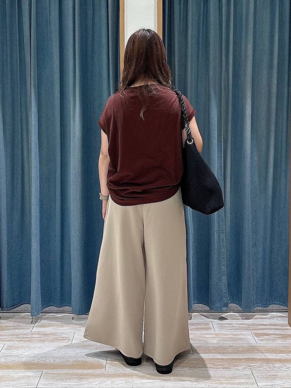 ブラウン系のTシャツ/カットソー、ブラック系のサンダル、ブラック系のトートバッグを着用したレディースの夏コーディネートの3枚目の写真