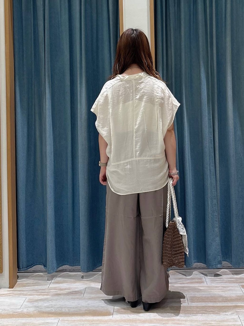 ブラウン系のその他パンツ、ホワイト系のシャツ/ブラウス、ブラウン系のトートバッグを着用したレディースの夏コーディネートの3枚目の写真