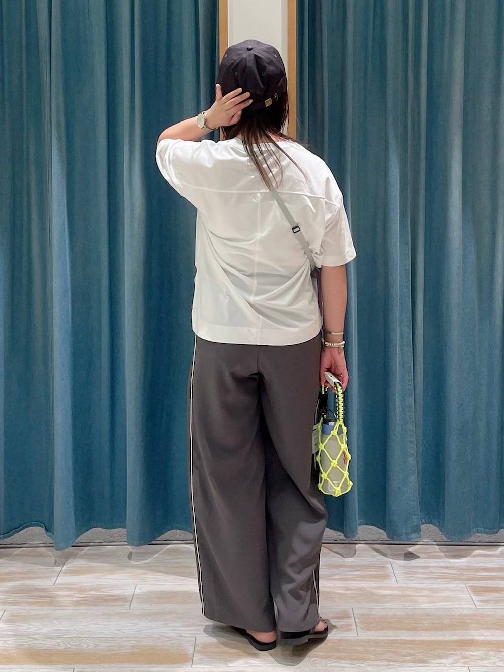 「着痩せ・細見え、差し色コーデ、体型カバー、休日コーデ、ママコーデ、女子会、ゆったり、ヘルシー、BAYFLOW、デートコーデ」｜「BAYFLOWのBFコードボトルホルダー（その他雑貨、イエロー系）」を使った、akariさん（レディース・161cm）の春コーディネートの3枚目の写真