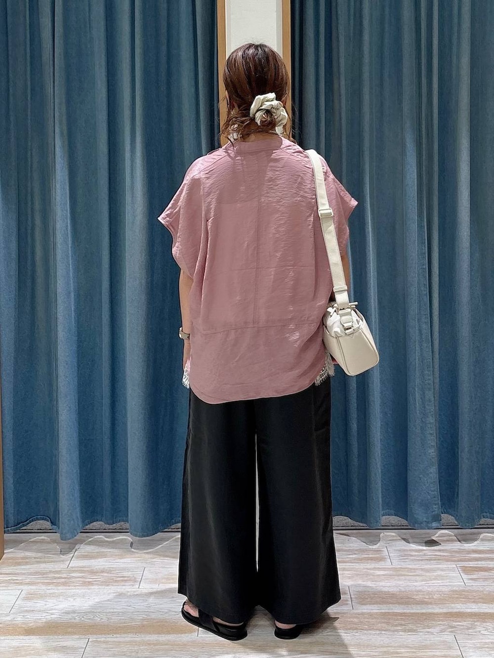 グレー系のその他パンツ、ピンク系のシャツ/ブラウス、ブラック系のサンダルを着用したレディースの夏コーディネートの3枚目の写真