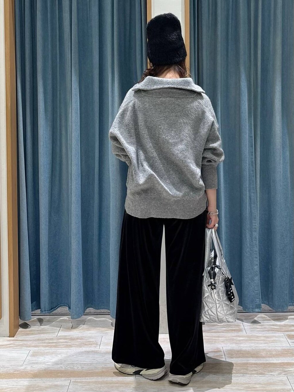 ブラック系のその他パンツ、シルバー系のトートバッグ、グレー系のニット/セーターを着用したレディースの秋コーディネートの3枚目の写真