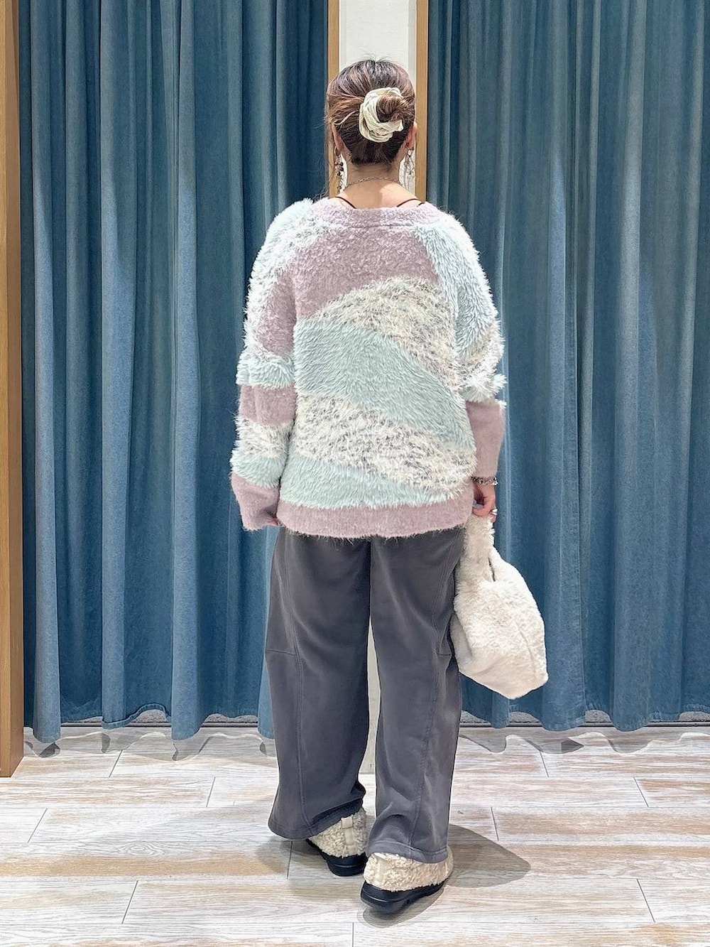 パープル系のカーディガン/ボレロ、ホワイト系のその他シューズ、グレー系のスウェットパンツを着用したレディースの秋コーディネートの3枚目の写真