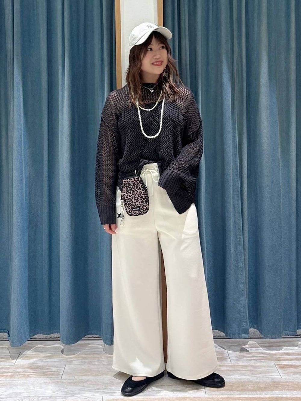 ブラウン系のショルダーバッグ、ホワイト系のその他パンツ、ブラック系のバレエシューズを着用したレディースの春コーディネートの4枚目の写真