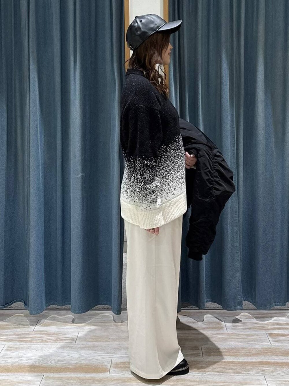 ベージュ系のその他パンツ、ブラック系のローファー、ブラック系のMA-1を着用したレディースの秋コーディネートの2枚目の写真