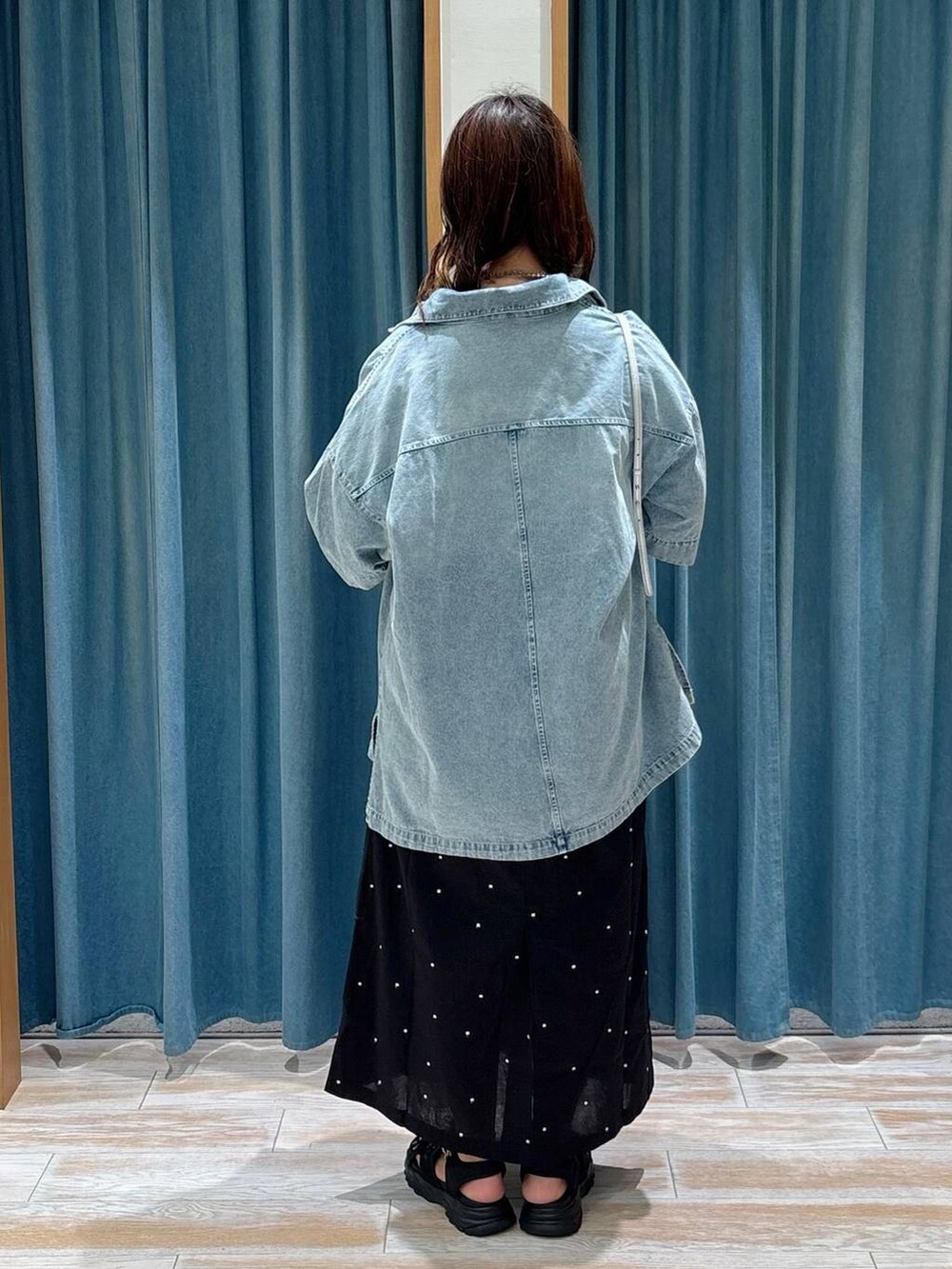 ブラック系のキャミソール、ブラック系のサンダル、ブルー系のシャツ/ブラウスを着用したレディースの夏コーディネートの3枚目の写真