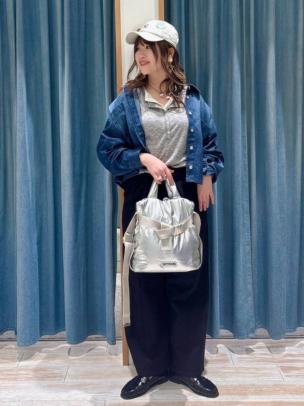 シルバー系のトートバッグ、ブラック系のローファー、ブラック系のその他パンツを着用したレディースの春コーディネートの4枚目の写真