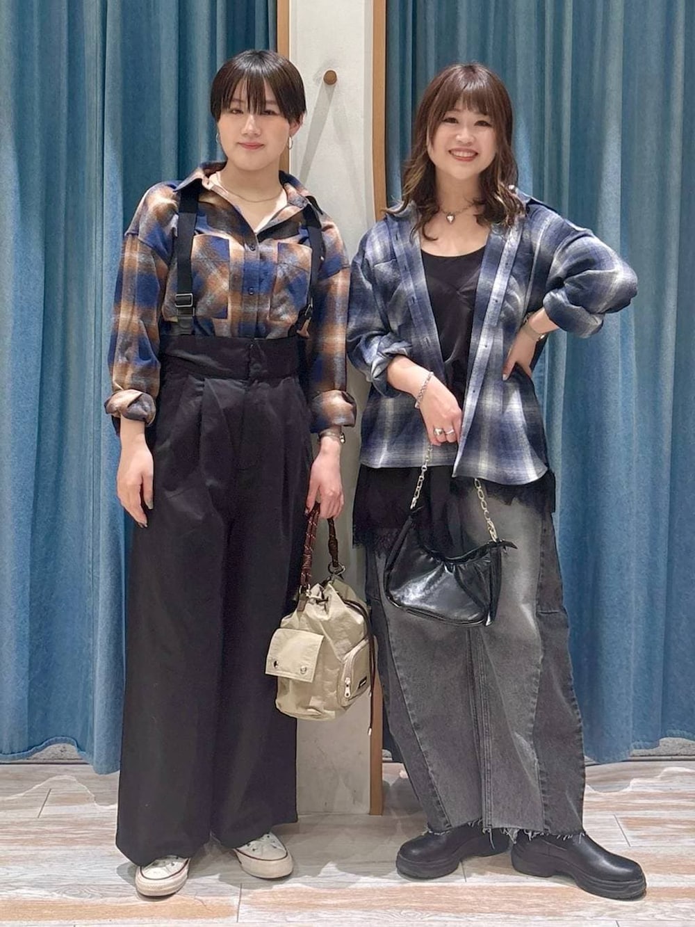 ベージュ系のハンドバッグ、ブラック系のハンドバッグ、ブラック系のデニムパンツを着用したレディースの冬コーディネートの4枚目の写真