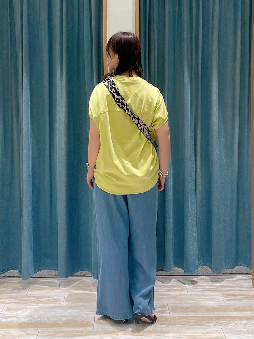 イエロー系のTシャツ/カットソー、ブルー系のその他パンツ、ブラック系のサンダルを着用したレディースの春コーディネートの3枚目の写真