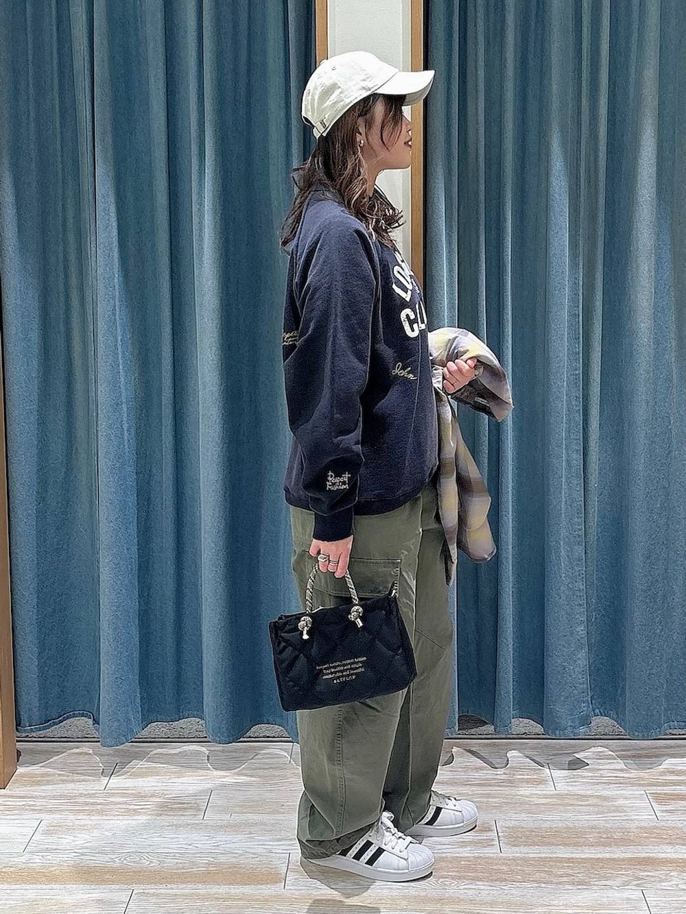 ホワイト系のスニーカー、イエロー系のシャツ/ブラウス、グリーン系のカーゴパンツを着用したレディースの冬コーディネートの2枚目の写真