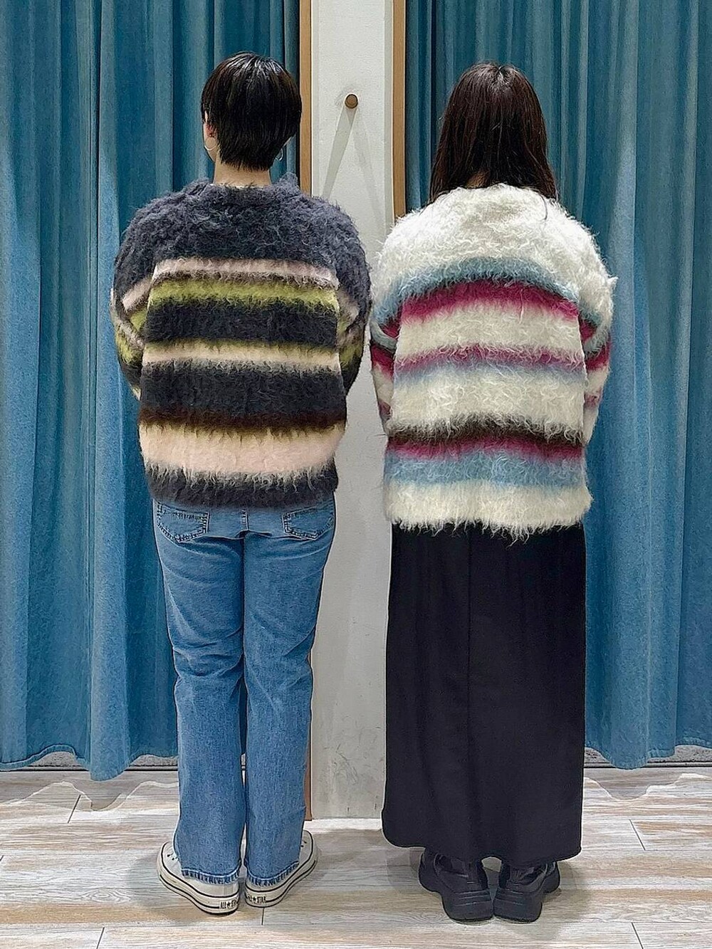 シルバー系のトートバッグ、ブラック系のスカート、ベージュ系のボストンバッグを着用したレディースの冬コーディネートの3枚目の写真