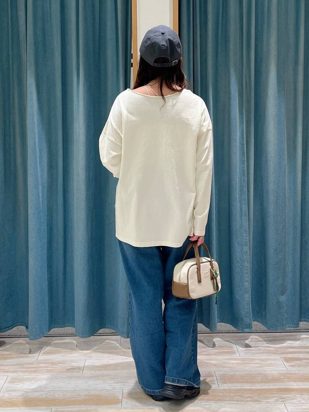 その他のショルダーバッグ、ブルー系のデニムパンツ、ブラック系のサンダルを着用したレディースの春コーディネートの3枚目の写真