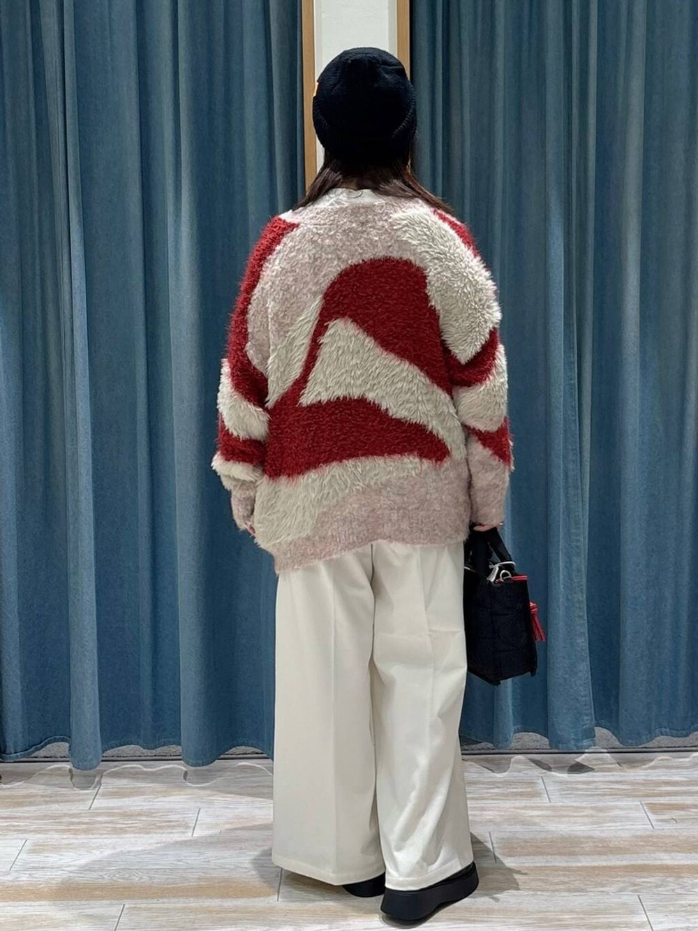 ブラック系のショルダーバッグ、ベージュ系のその他パンツ、ブラック系のサンダルを着用したレディースの秋コーディネートの3枚目の写真