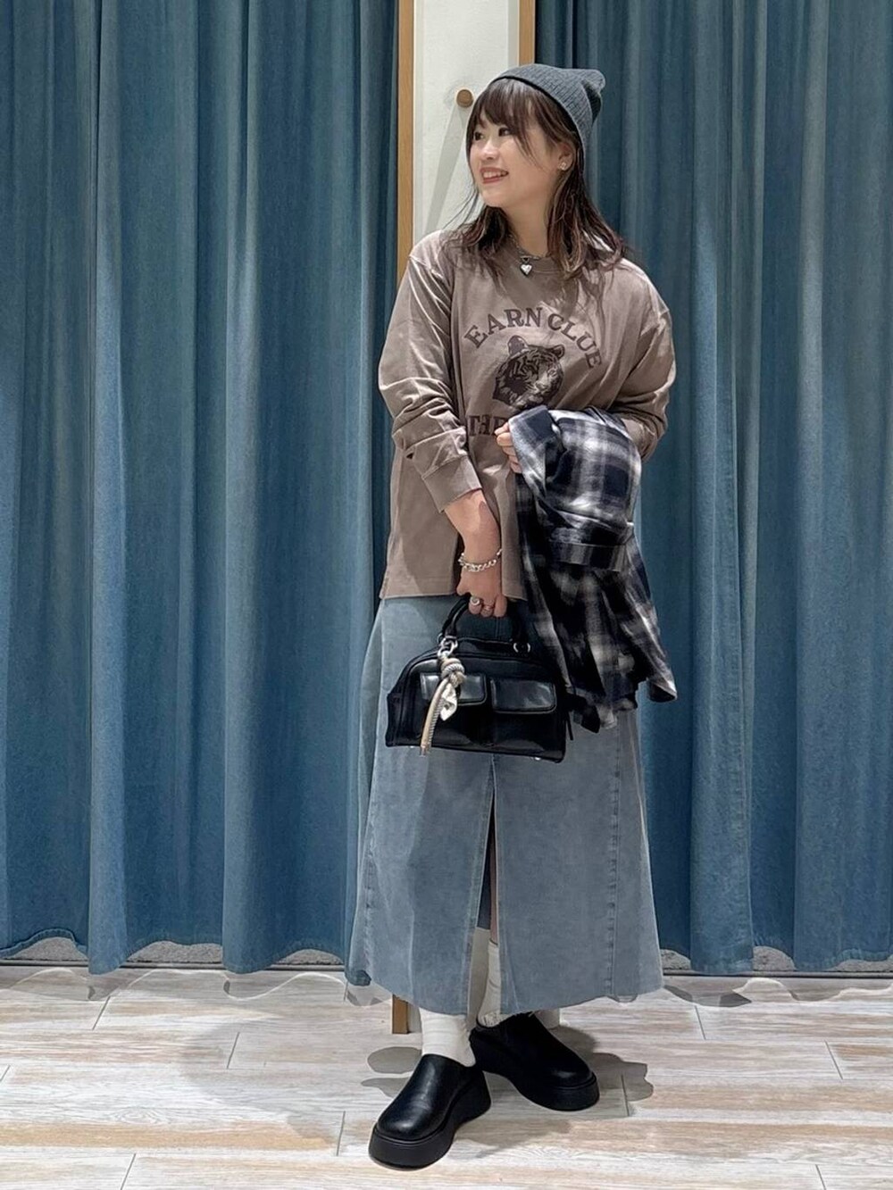 ブラック系のシャツ/ブラウス、ブラウン系のボストンバッグ、ブラック系のサンダルを着用したレディースの秋コーディネートの4枚目の写真