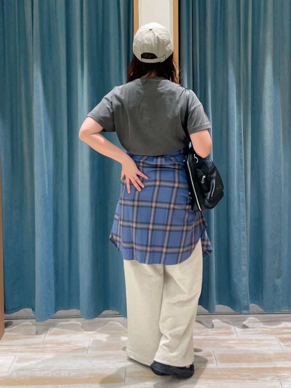 グレー系のTシャツ/カットソー、ブルー系のシャツ/ブラウス、ベージュ系のスウェットパンツを着用したレディースの春コーディネートの3枚目の写真