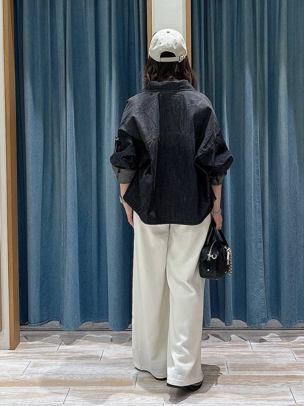 ブラック系のローファー、ブラック系のハンドバッグ、ベージュ系のその他パンツを着用したレディースの春コーディネートの3枚目の写真