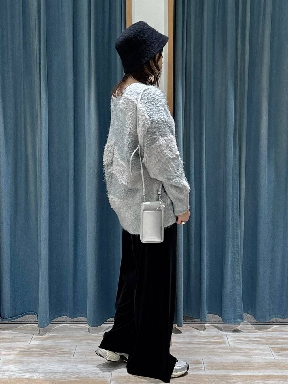 ブラック系のその他パンツ、グレー系のカーディガン/ボレロ、シルバー系の財布を着用したレディースの秋コーディネートの2枚目の写真