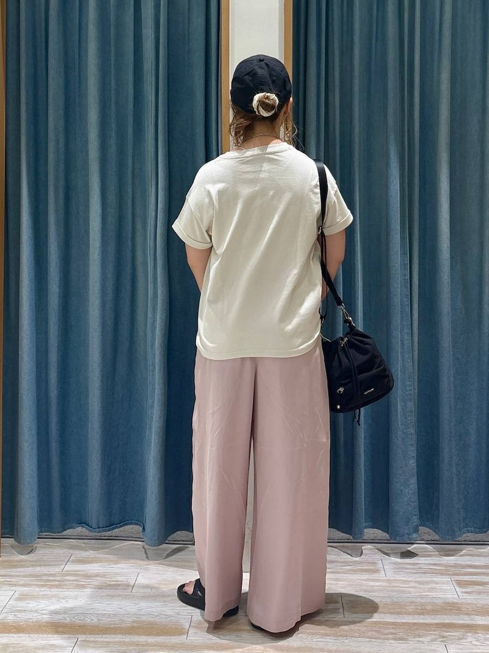ホワイト系のTシャツ/カットソー、パープル系のその他パンツ、ブラック系のショルダーバッグを着用したレディースの夏コーディネートの3枚目の写真