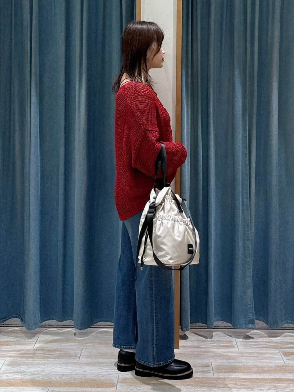 ブラック系のキャミソール、ホワイト系のトートバッグ、ブラック系のローファーを着用したレディースの秋コーディネートの2枚目の写真