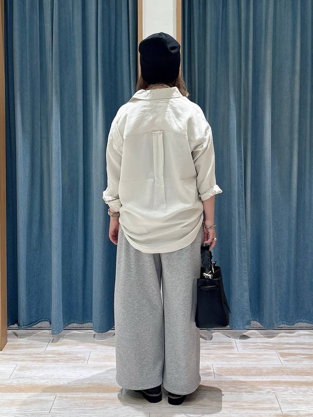 グレー系のスウェットパンツ、ブラック系のローファー、ホワイト系のシャツ/ブラウスを着用したレディースの夏コーディネートの3枚目の写真
