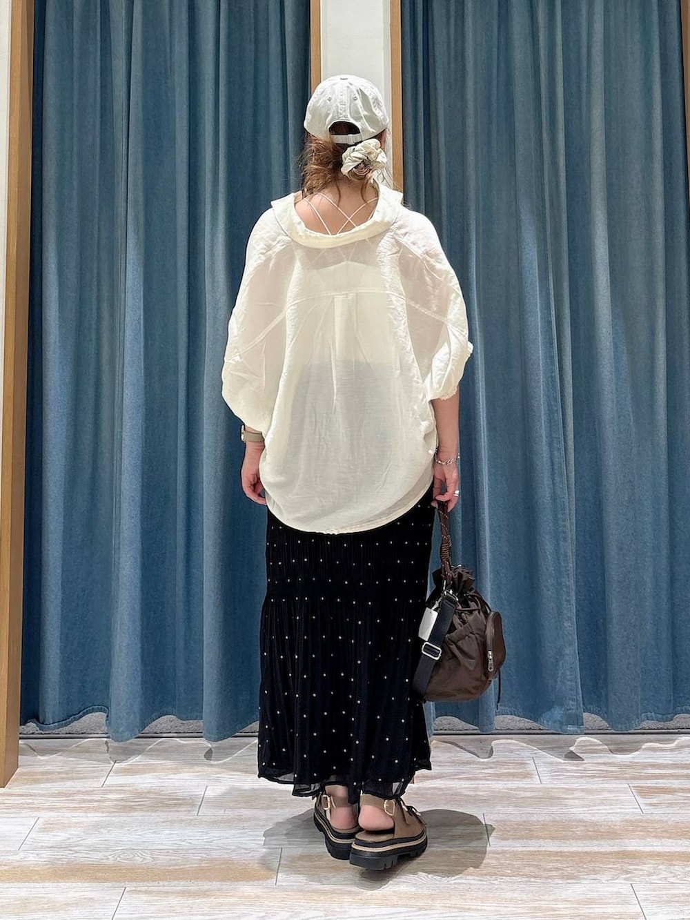 その他のスカート、ベージュ系のサンダル、ブラウン系のショルダーバッグを着用したレディースの夏コーディネートの3枚目の写真
