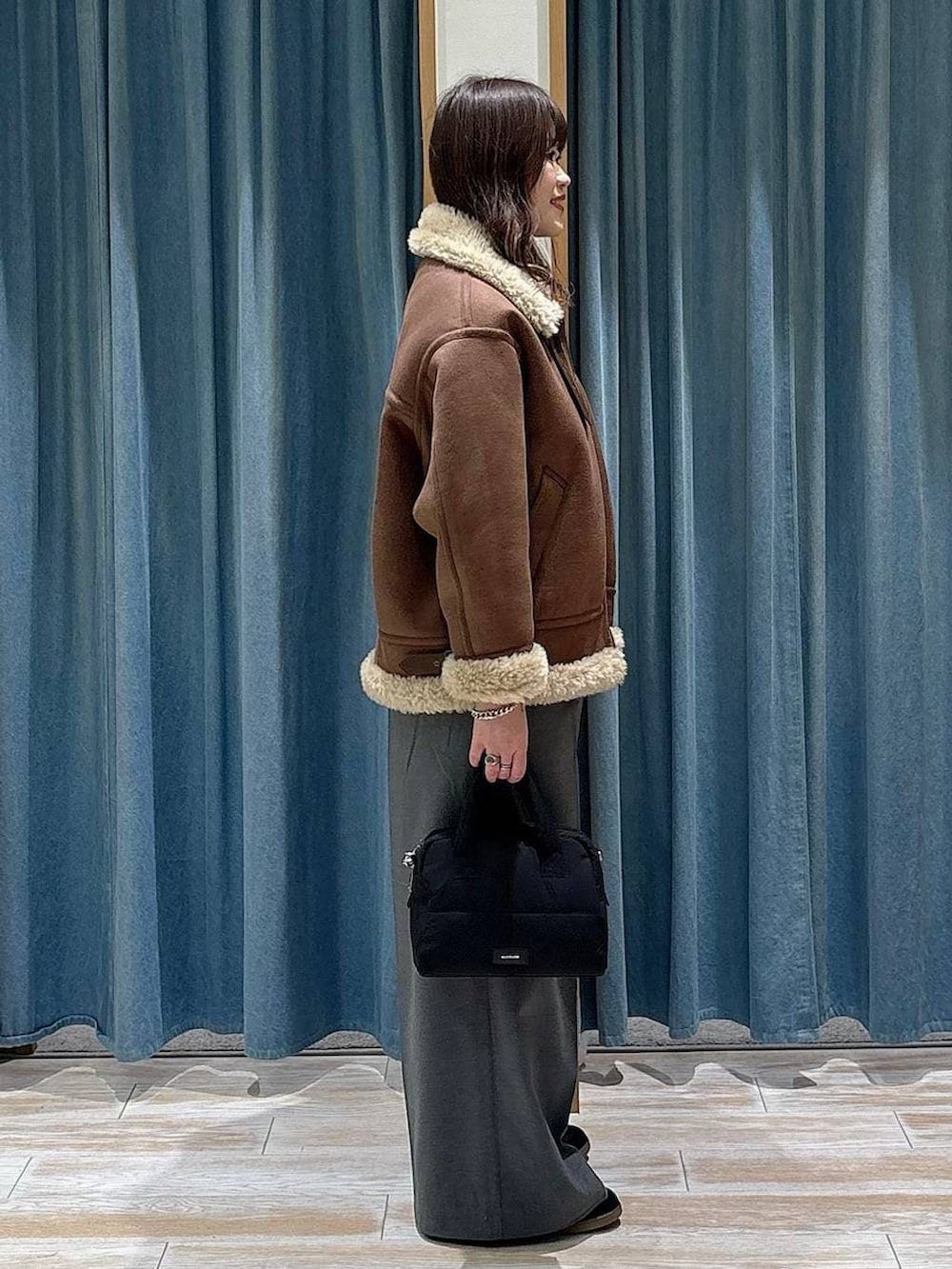 グレー系のその他パンツ、ブラック系のTシャツ/カットソー、ブラック系のスニーカーを着用したレディースの冬コーディネートの2枚目の写真